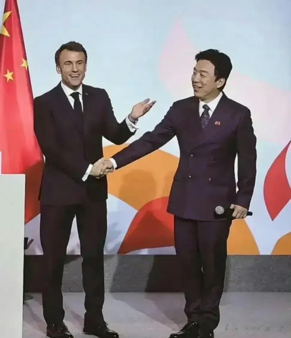  作为中法文化之春宣传大使的黄渤，在第十七届中法文化艺术之春开幕仪式上与担任开幕