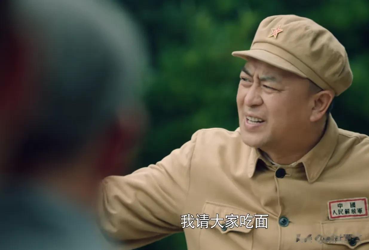 我可太爱看张嘉益演的陈市长了!竟然带了两桶面去参加铁路通车仪式，不仅没有官架子，