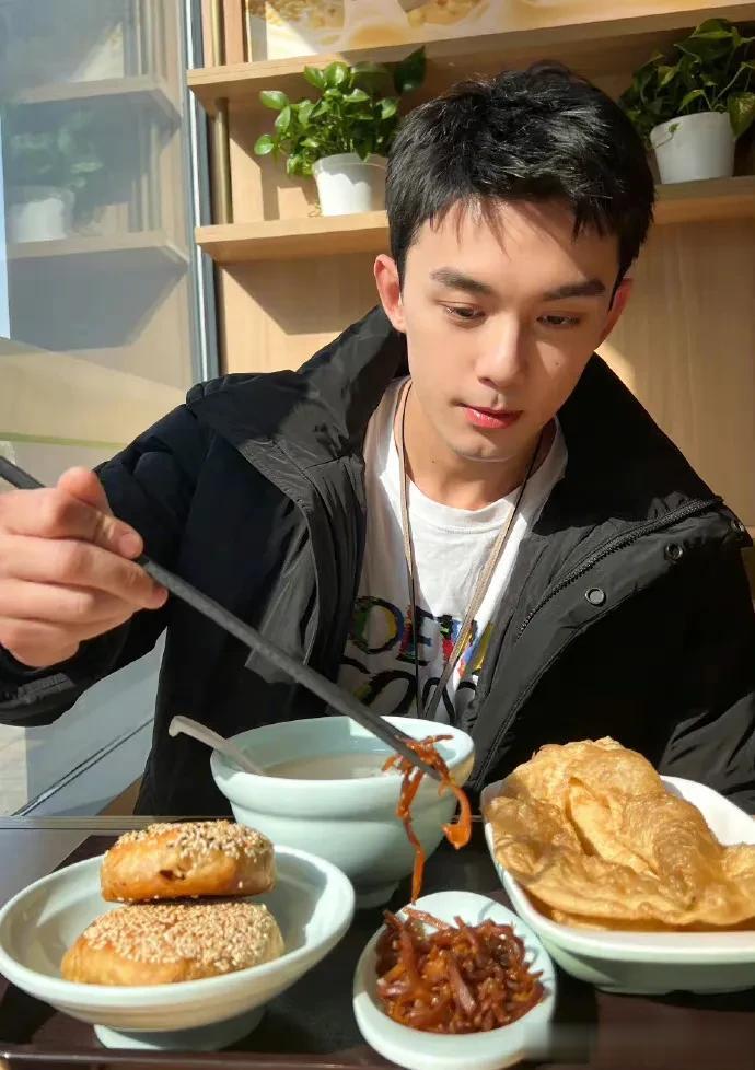 吴磊回国的第一顿饭是豆浆搭酱菜，油饼搭籽粑，看着吴磊吃的满口香，也露出了满意的笑