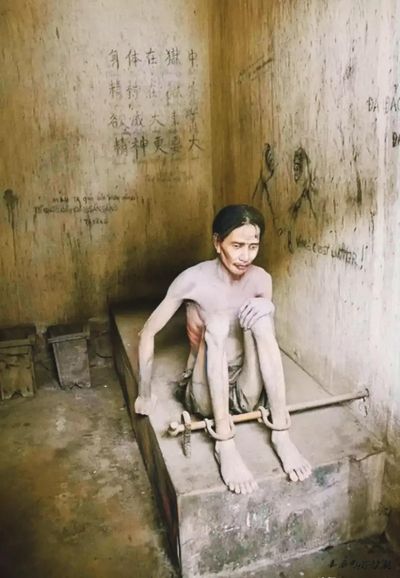 1931年6月，香港中环域多利监狱，一个越南年轻人被折磨得瘦骨如柴，双脚用铁链被