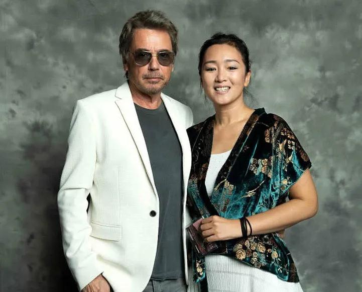 巩俐老伴让·米歇尔·雅尔，比老谋子如何？至少身体应当比老谋子壮实。老谋子要是不戴