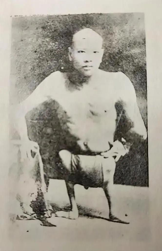 1920年，北平街头，一名身患残疾的乞丐正在乞讨，一位国外摄影师为他拍下了这张珍