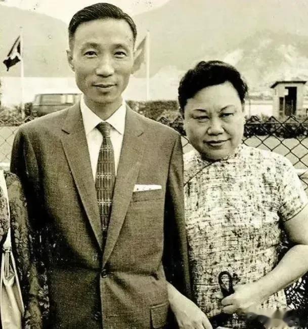 这是一张很珍贵的照片，照片里是邵逸夫以及她的太太黄美珍，两人婚后相敬如宾非常恩爱