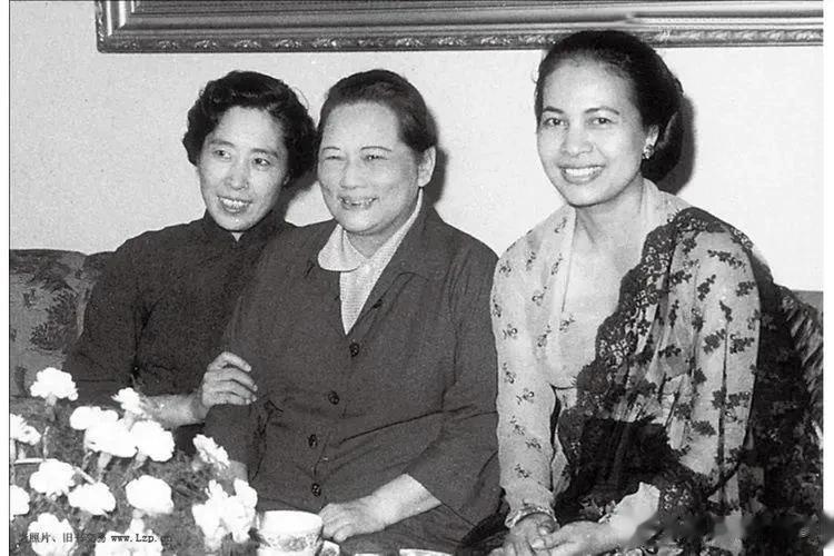 1962年,王光美,宋庆龄会见