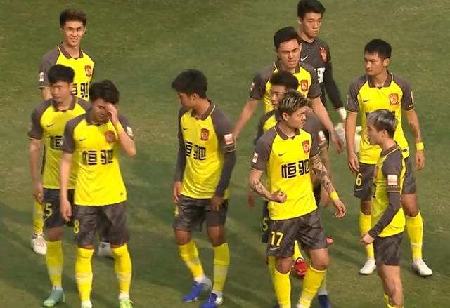 2-0变0-1！广州队2次错失单刀，5分钟后受到惩罚，郑智陷入绝境

北京时间1