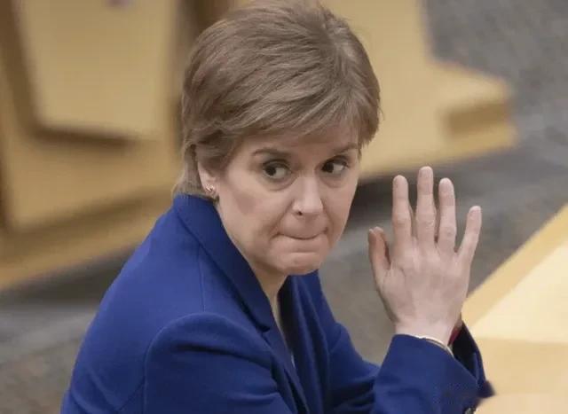 据央视总台报道，苏格兰首席部长妮古拉·斯特金在爱丁堡官邸正式宣布辞职。
在位8年