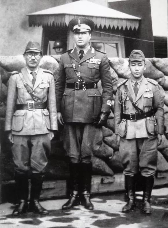 1937年的上海，一名意大利军官跟两名日军军官的合影，从照片上看，意大利人要高出