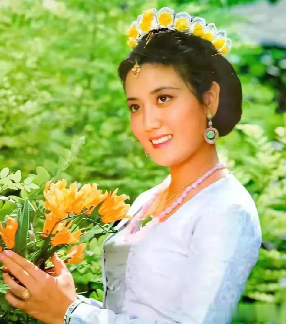 1984年的挂历照，照片中的人物是当年的著名影星李秀明，她的身材略显丰腴，但却散