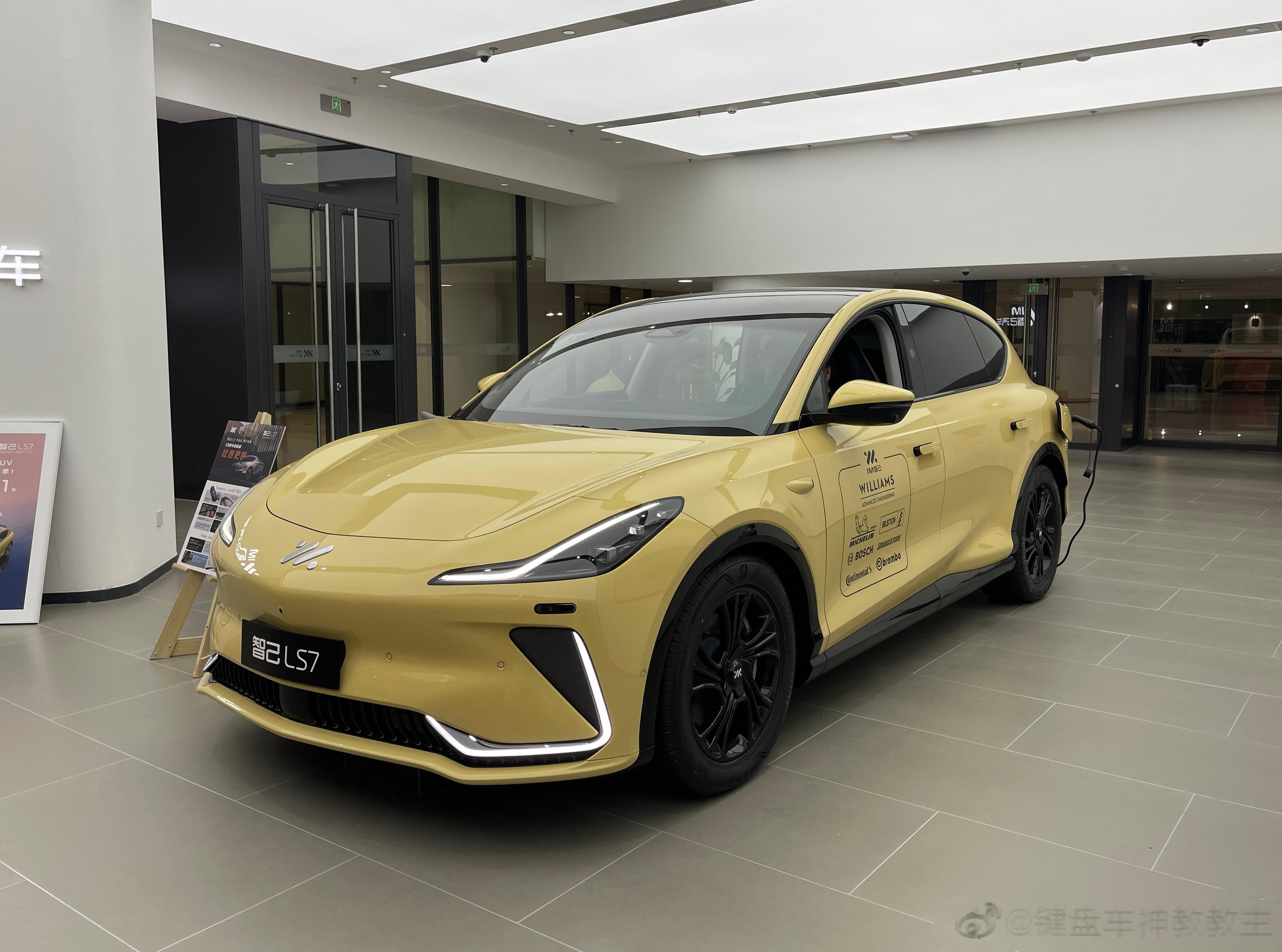 真车还不错诶 带老婆转了一圈 ​​​