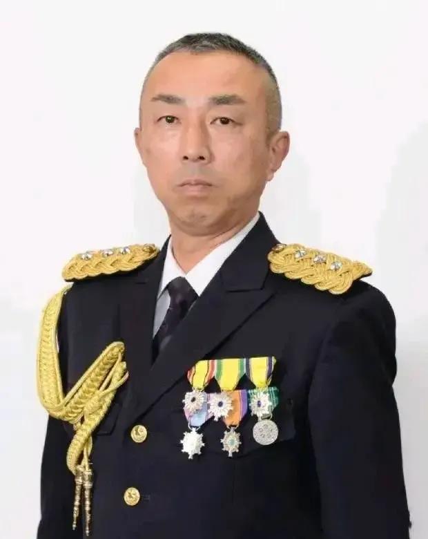 这个板本雄一曾经大放厥词，弯弯有事就是日本有事，结果他先有事了！说最狠的话，走最