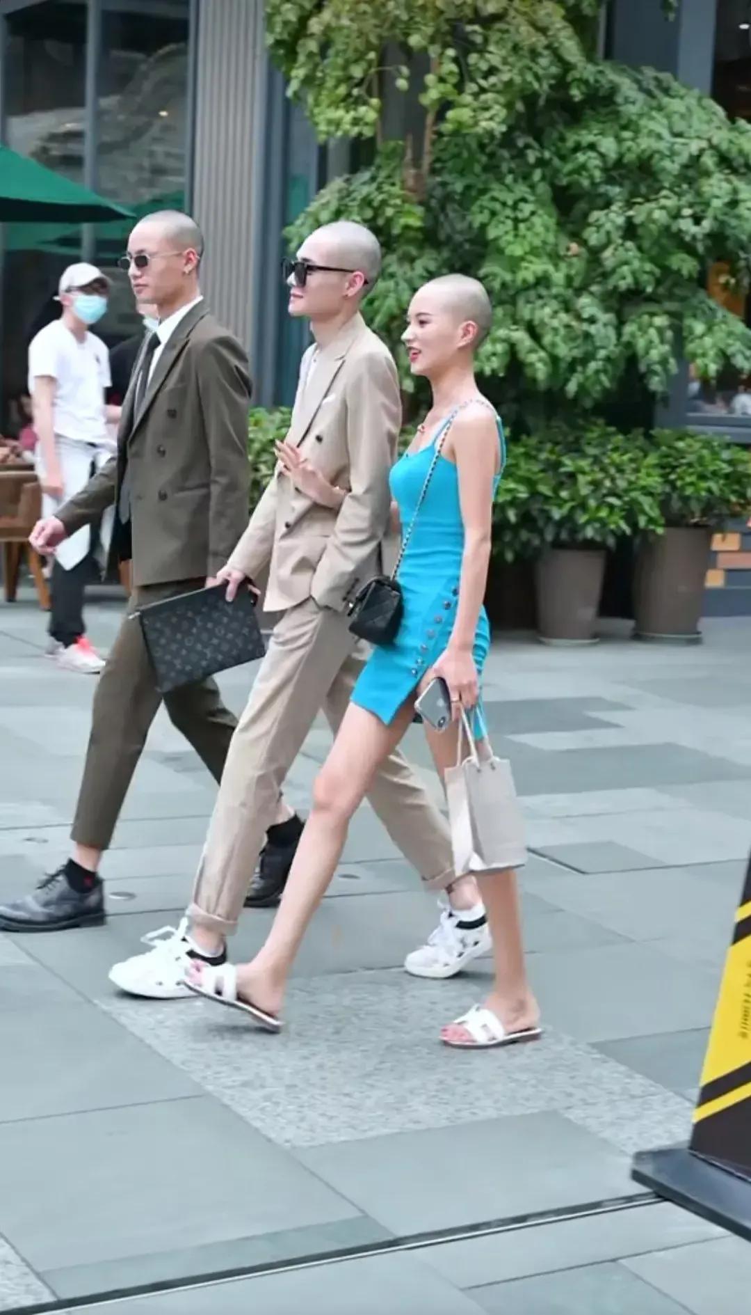 尼姑和和尚都这么时尚了吗？
一个光头还好，三个光头在一起怎么让人羡慕嫉妒恨了呢？