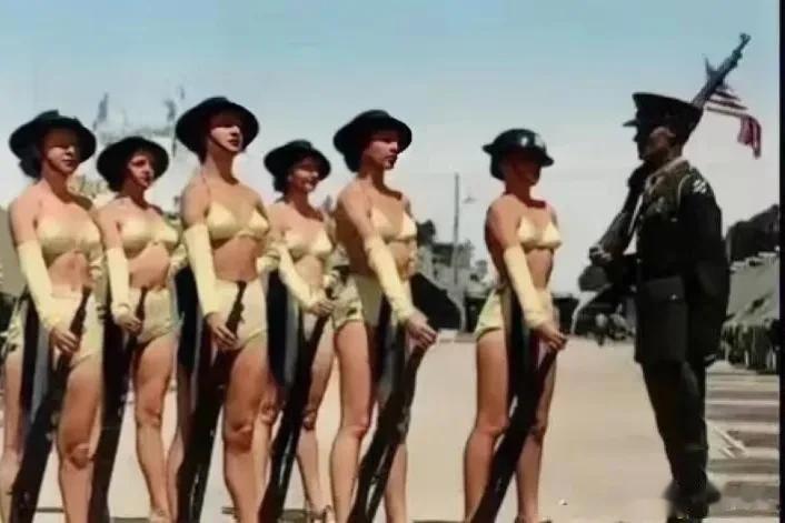 这是40年代的美国女兵的训练场景！

可见当时的天气是多么的炎热和难耐，她们每一