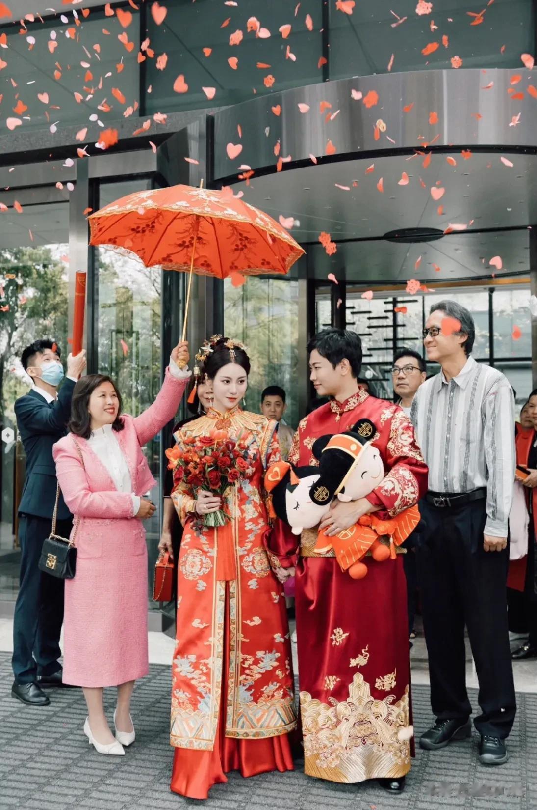 台湾女嫁来福州了，闽台一家亲！
（福州，简称“榕”，别称榕城，古称闽都）
新娘子