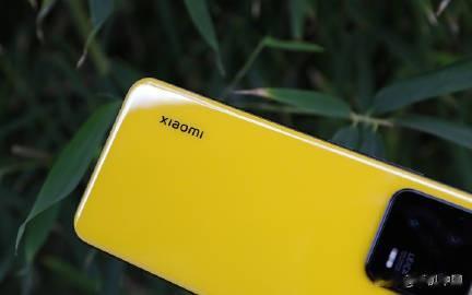 最近黄色似乎有再度流行起来的趋势，上一款给人印象深刻的是我们拍摄过的小米13飓风