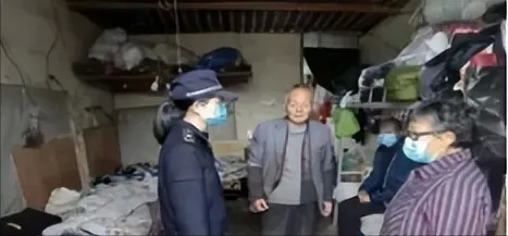 泪目!浙江一位老大爷因卖红薯被抓，去交罚款时，哭着说：“能不能少交一点，我家里还