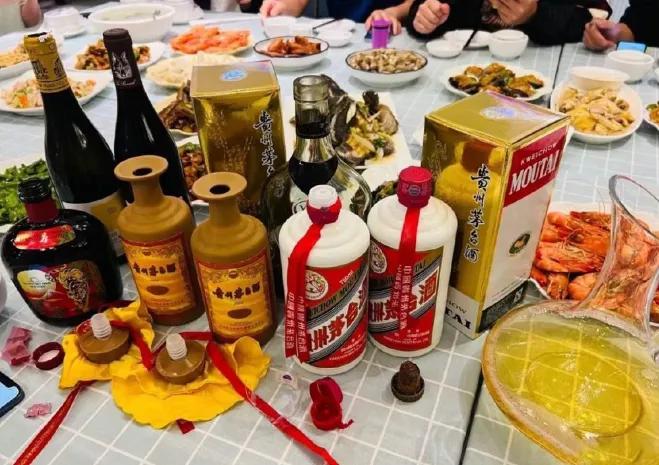 适合月收入3000-5000喝的3款白酒，个个好喝不贵，自饮、请客、送礼有里也有