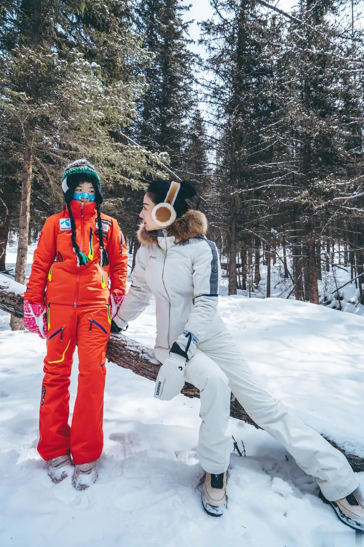 黄奕与女儿现身新疆阿勒泰滑雪，母女二人同框犹如雪地里的两朵鲜花，走到哪都能形成一