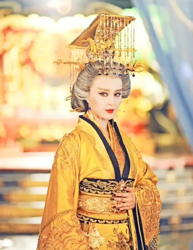公元666年唐高宗泰山封禅，武则天带着一群贵族女眷陪同，大典上武则天明言“职惟中