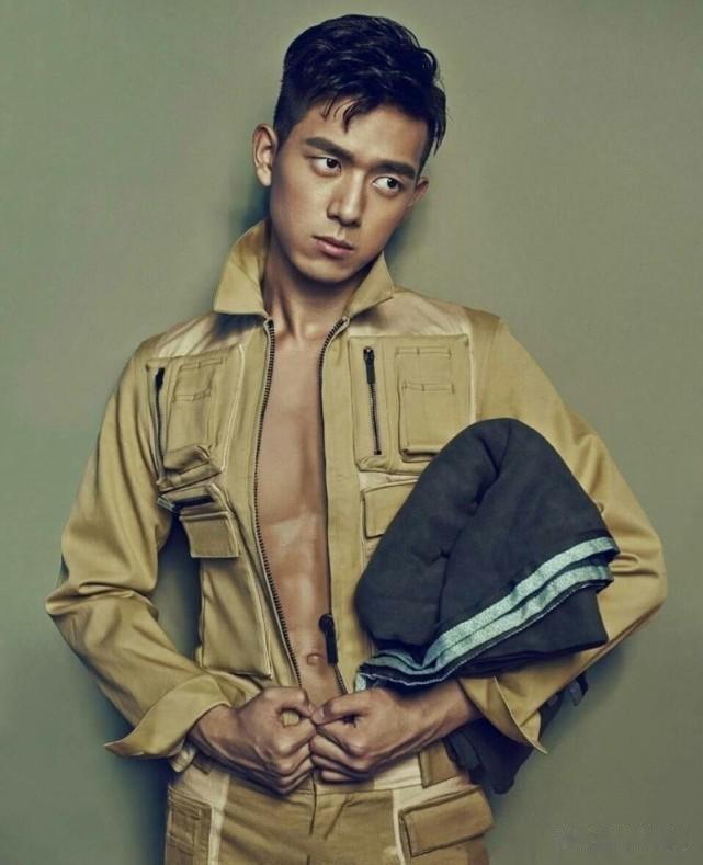 男神也爱“秀腹肌”？千玺白敬亭还好，看到王一博后：我被骗了？
对演艺圈里的明星来