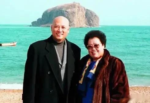 有一次，陈丽华和儿子商量生意上的事，迟重瑞也想发表自己的看法，就插了两句话。只见