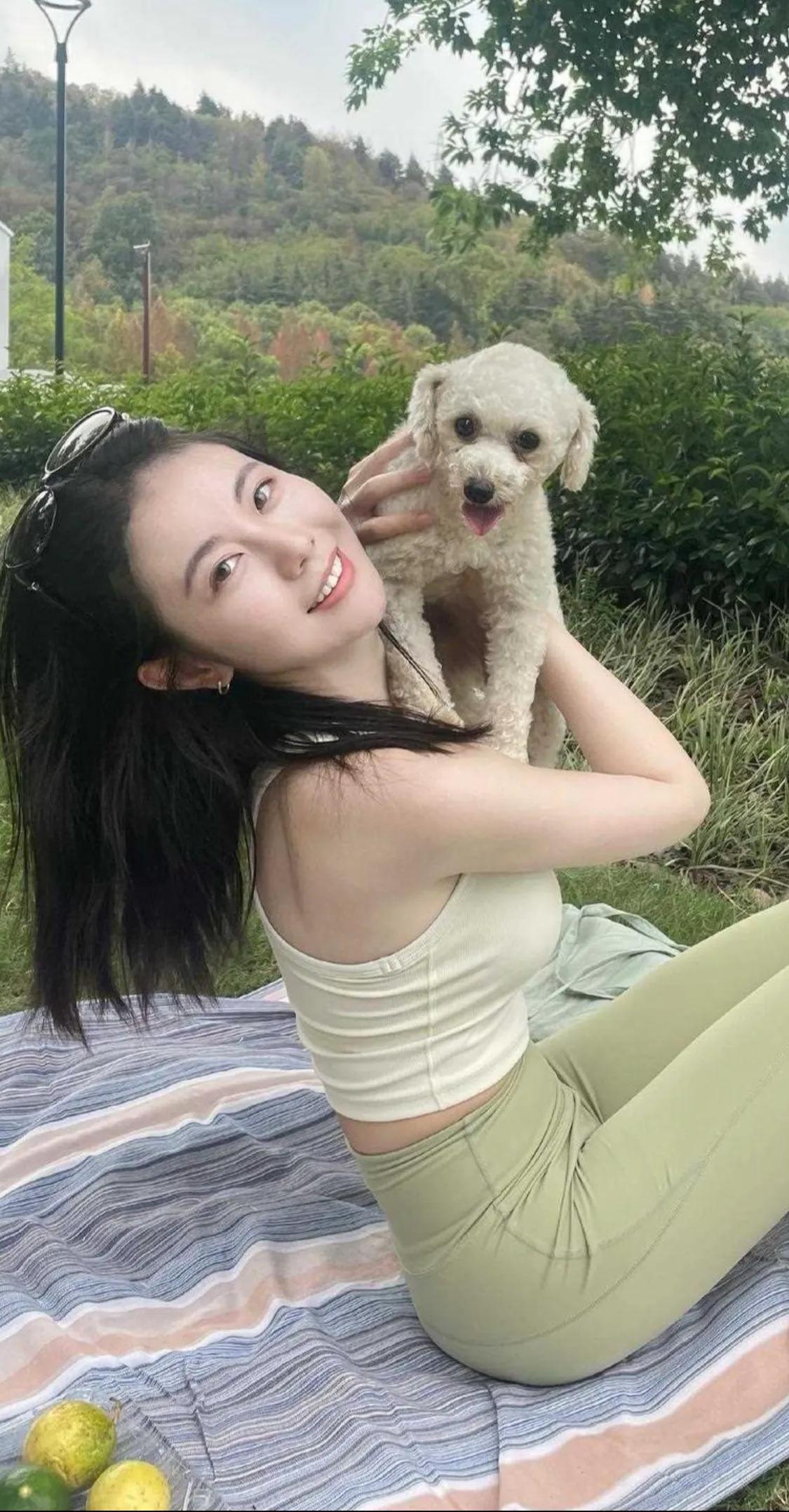 男人嘴上说不喜欢看美女，但往往眼睛就是离不开偷看美女的嗜好。

或许我们明白莫泊