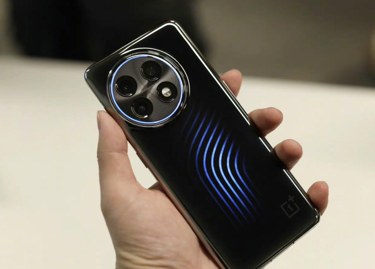 感觉一加跟iPhone有一点挺像的，就是外观设计一开始感觉不好看，但看久了又觉得