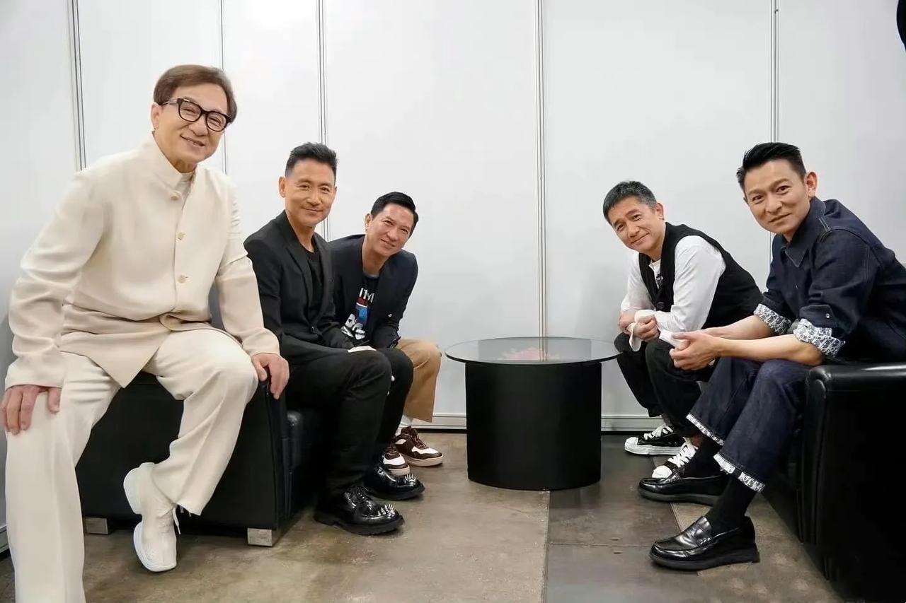 加上拍照的那位，这个阵容拍部《无间道4》没问题吧？只是调侃之余，难免唏嘘：这么多