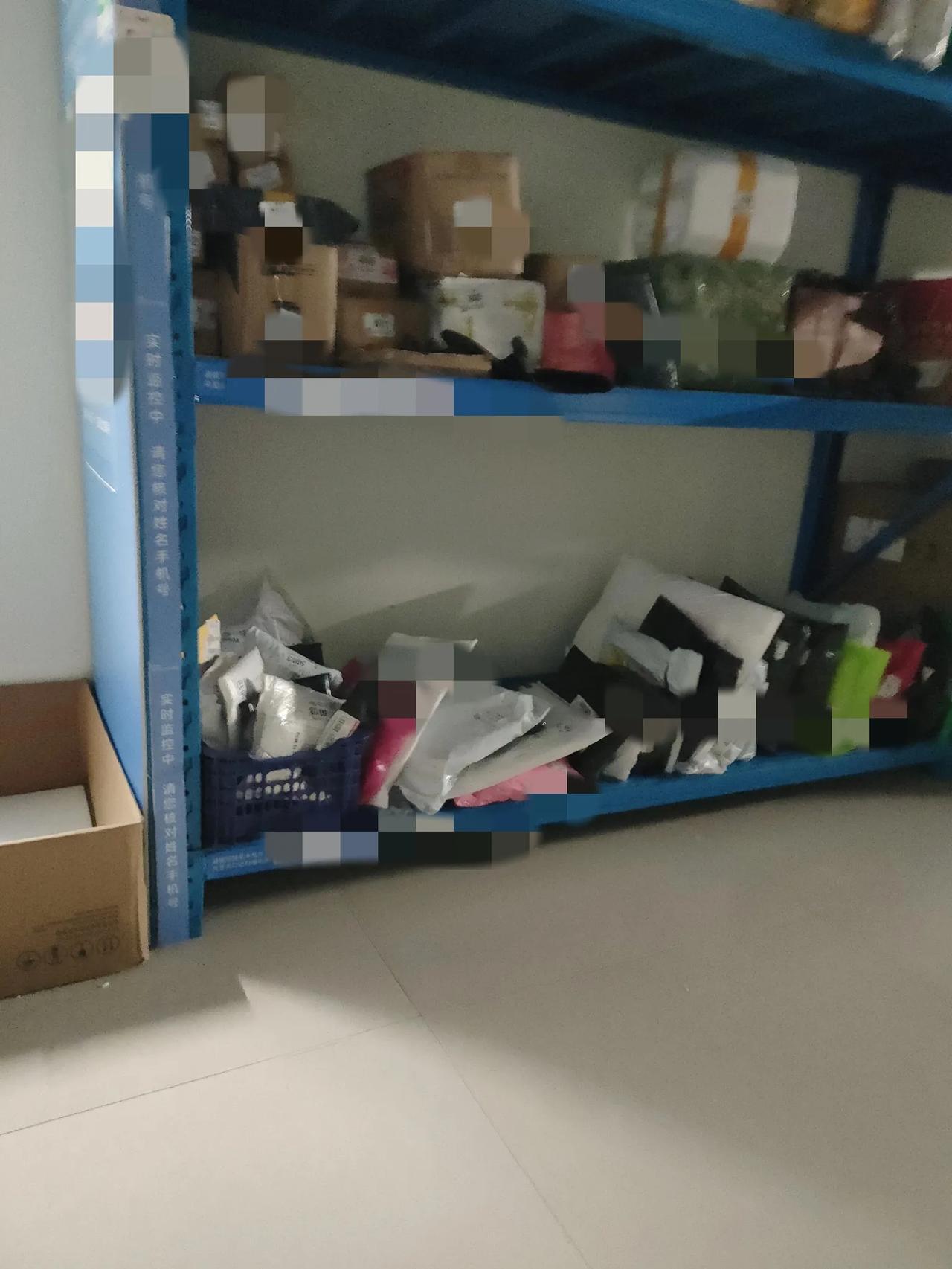 开菜鸟驿站后，总会遇到一些极品。

前几天刚入库了一批快递，很快一个骑摩托车的中