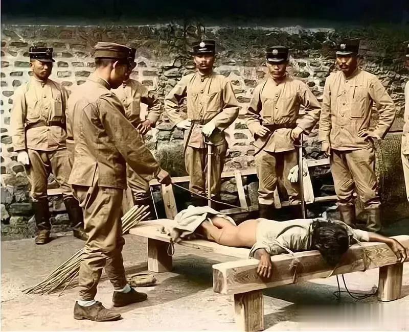 1942年，齐齐哈尔市街头阵阵呼号声和死亡的气息无处不在。日本帝国主义在华南和华