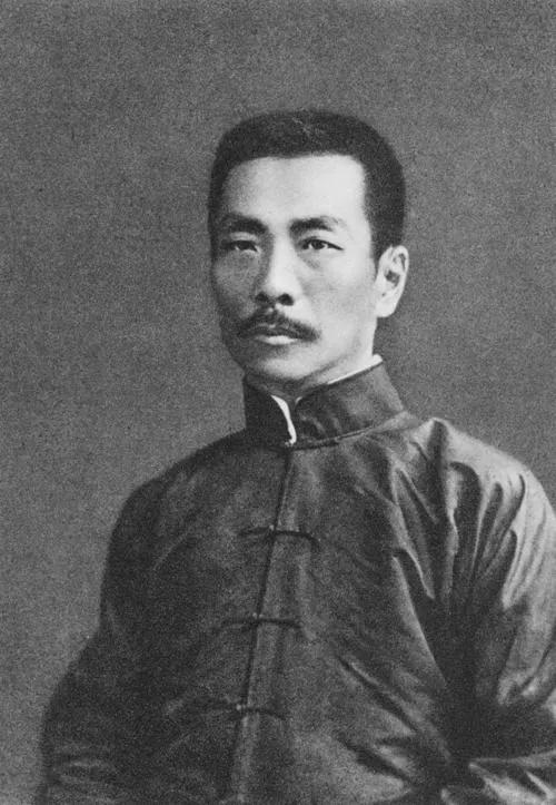 那天，鲁迅的弟媳妇突然破口大骂，满院子喊：“你个天杀的，竟然偷看我洗澡！”丈夫周