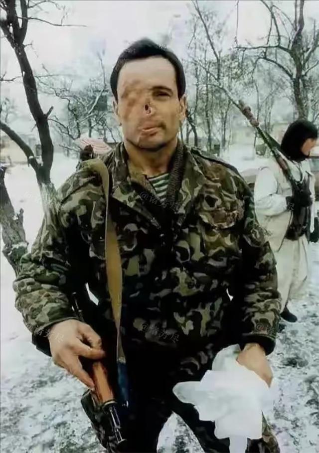 1995年，车臣战场，一名只有“半张脸”的俄军指挥官留下了这张珍贵照片。这名军官