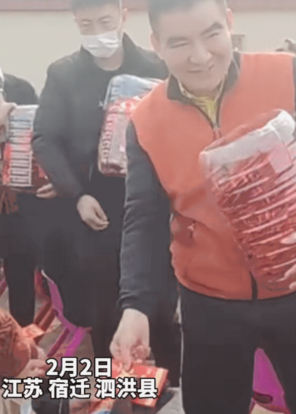 陈光标，好样的！
近日，企业家陈光标回家乡看望父老乡亲，他和手底下的员工召集乡里