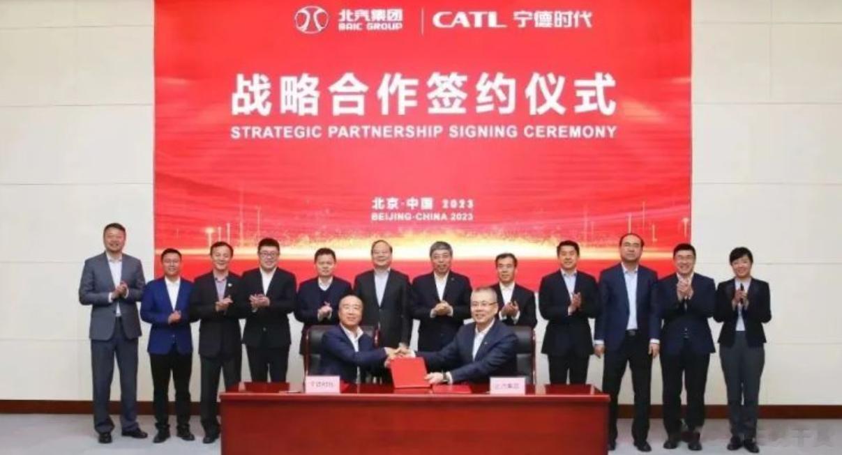 近日，北汽集团与宁德时代签署商务合作与先进技术赋能战略合作协议。双方计划共同开展