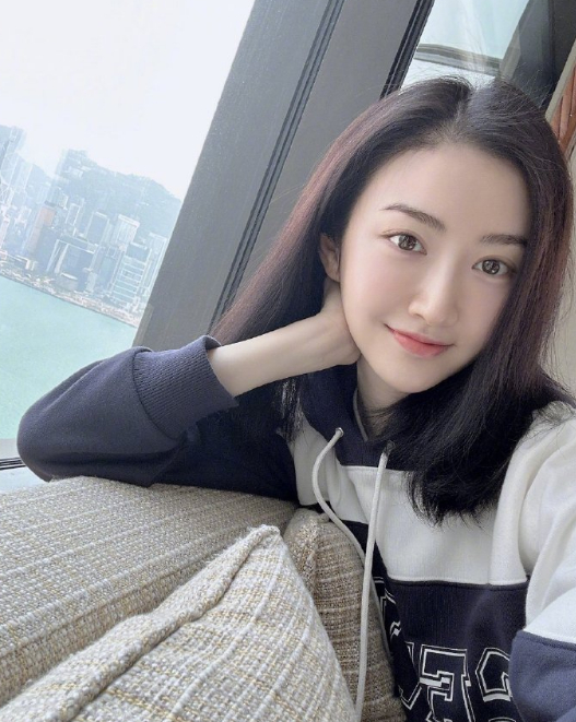 是新鲜的美女，在窗户边拍照，感受春天的温暖姐姐好白，皮肤状态太好了吧，像18岁的