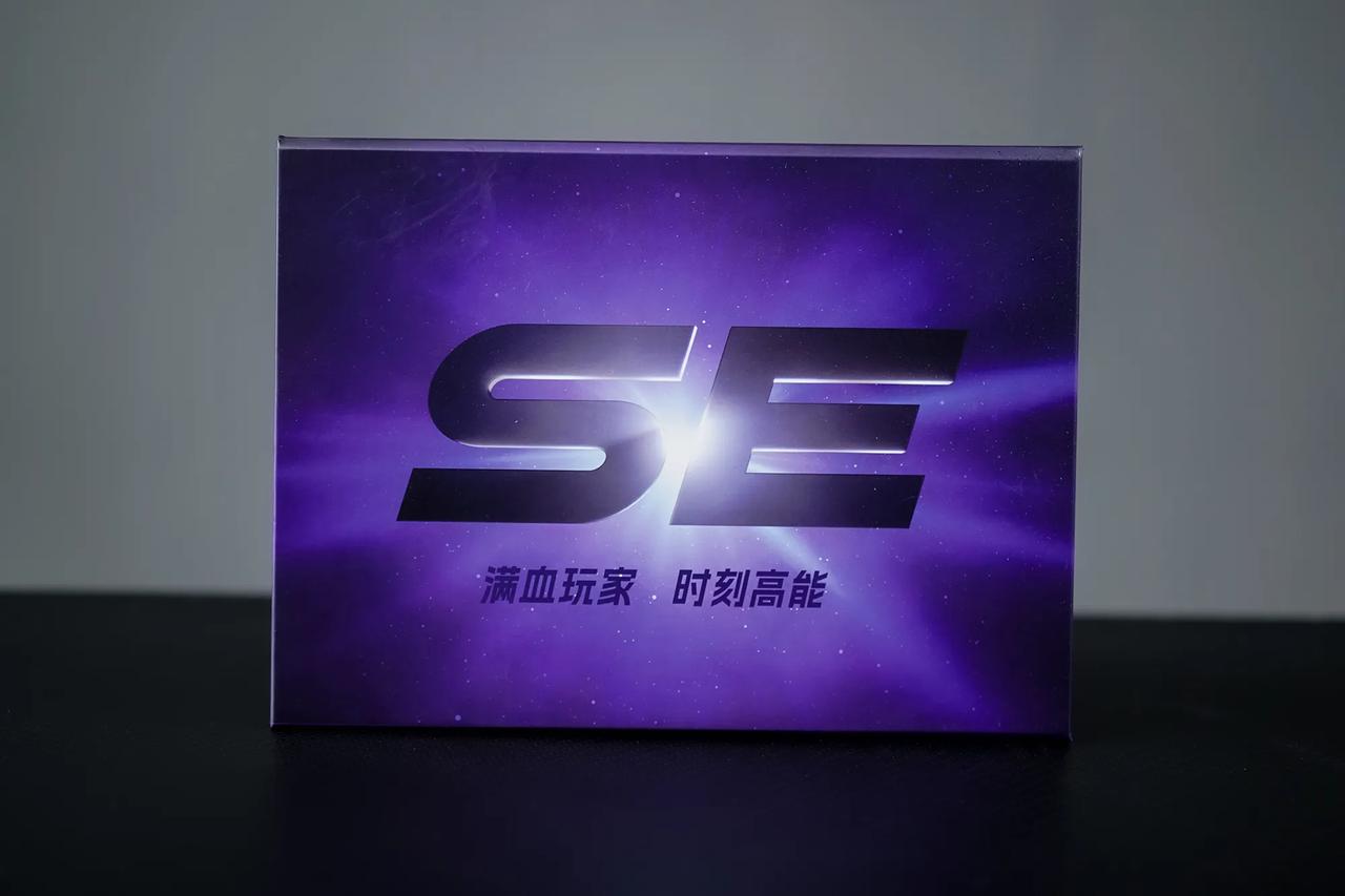 真我GT Neo5 SE的邀请函里
​除了秀肌肉的各种强悍配置
​还有一个高达，