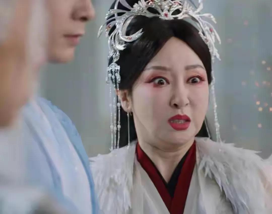 一胖毁所有！萨顶顶胖了太恐怖了，肉乎乎的脸，下巴连着脖子，年龄感一下子上来了。
