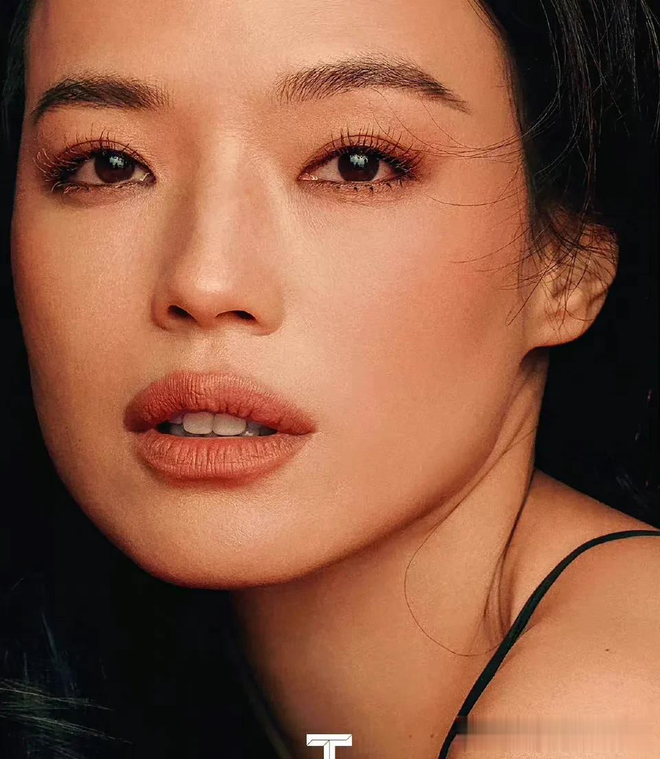 舒淇这一张脸没有医美的痕迹，而舒淇最大的优势就是骨相非常好，皮肤紧致，有冲击力！