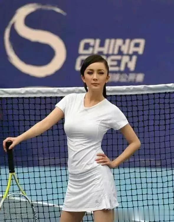 杨幂早年网球场拍摄现场，这大浓妆黑色眼线好像一只性感的小狐狸啊！[可爱][可爱]