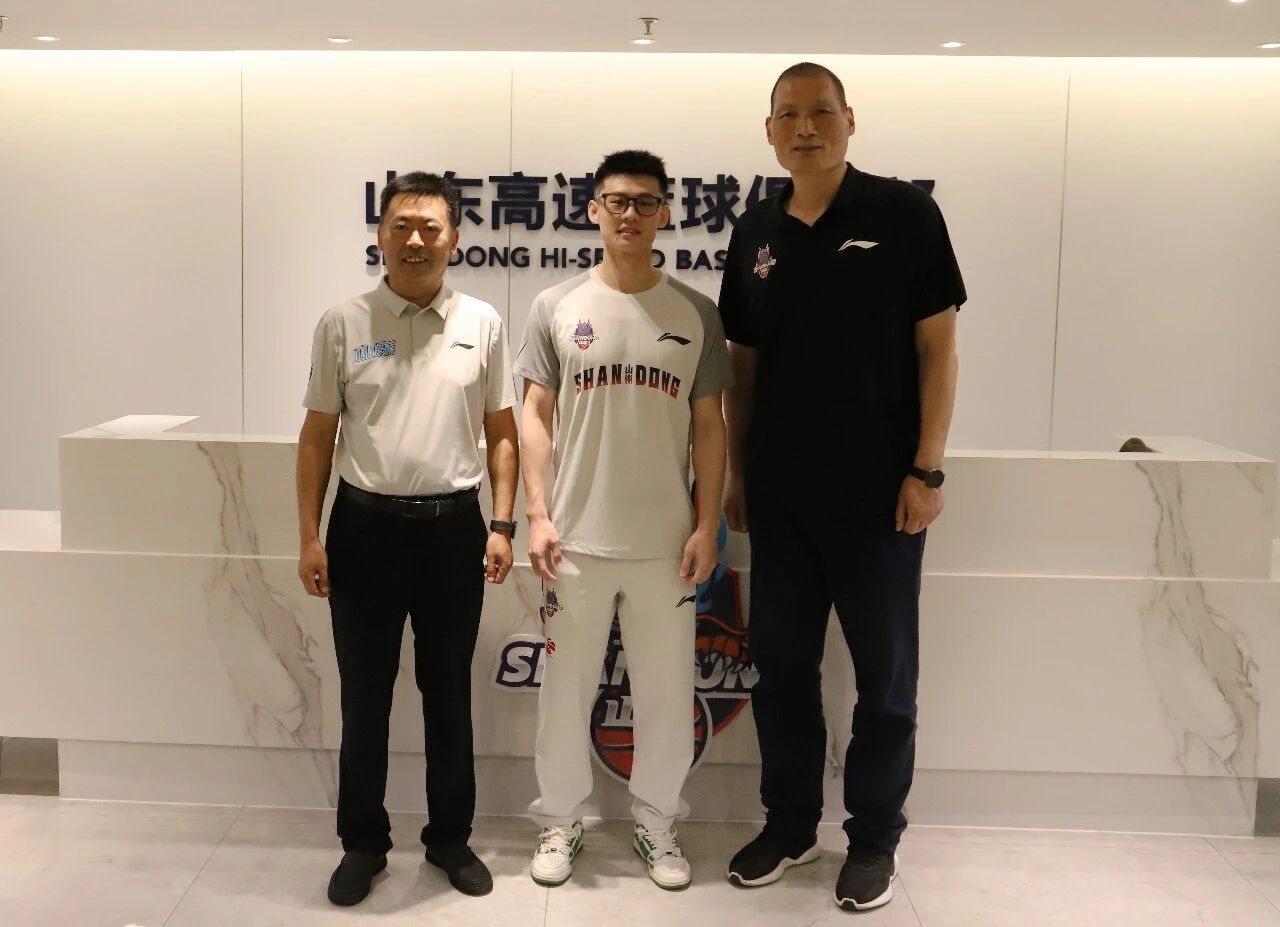 在王岚嵚正式加盟山东之后，山东高速男篮集齐3名CBA选秀状元（郭凯、谢...