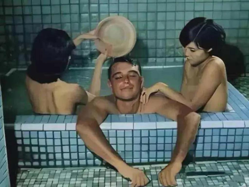 上世纪70年代的，可能是在越南西贡，两名越南美女正在给一个美国大兵搓澡，美女服务