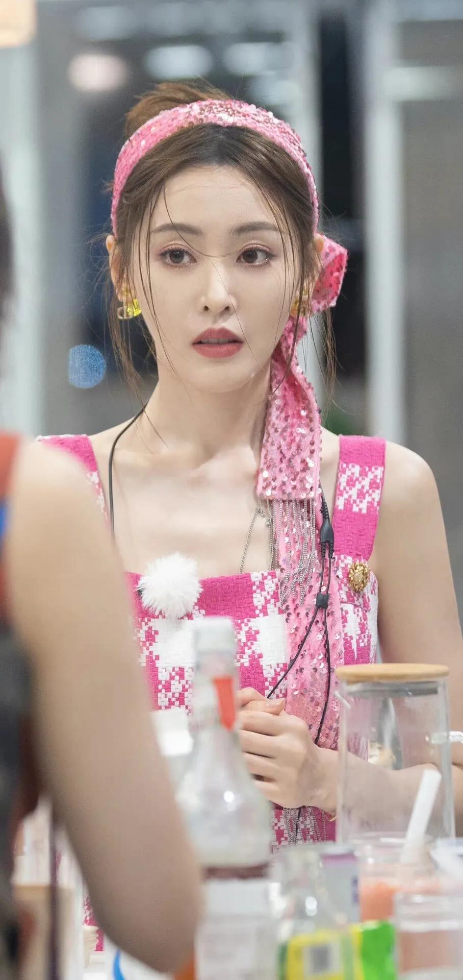 张天爱因其肤白貌美而备受关注。除了拥有出众的外貌，她还是一位多才多艺的人才，可以