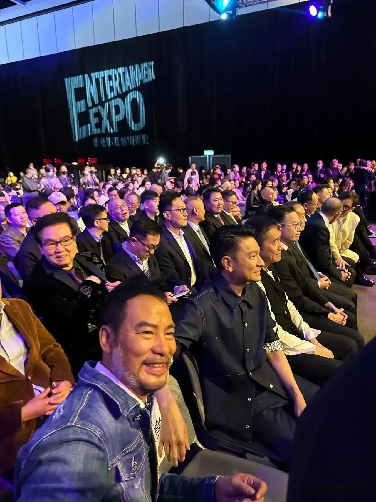英皇电影真的很有排面，能请到成龙、刘德华、梁朝伟这些大咖出席他们的电影巡礼，连内
