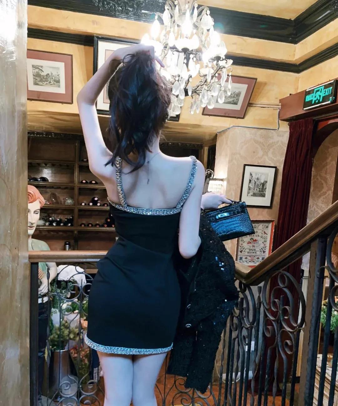生活里总有一些人喜欢这样定义超过35岁的女性，留长直发不好看了，穿粉色就是充嫩，