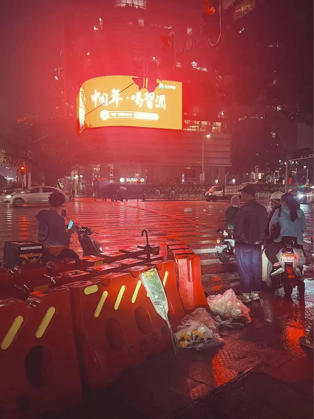 广州车祸现场有人献花悼念死难者。路上行人惊魂未定。肇事者温某已经被抓，他在广州最