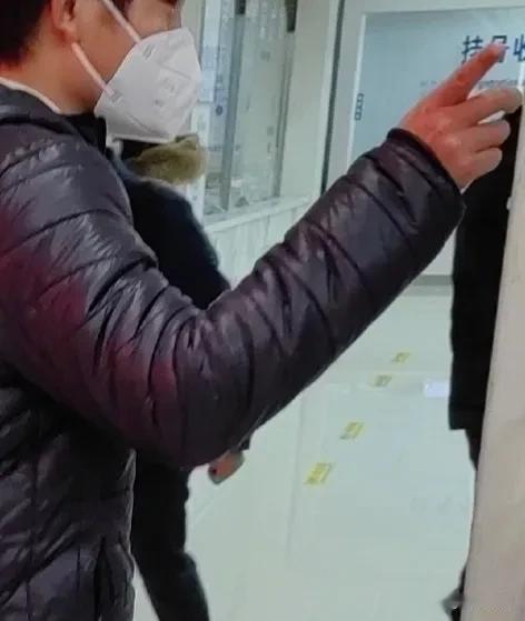 北京人的见面礼，现在，出现了变化。

过去，北京人在街上遇见熟人，彼此大多是问一