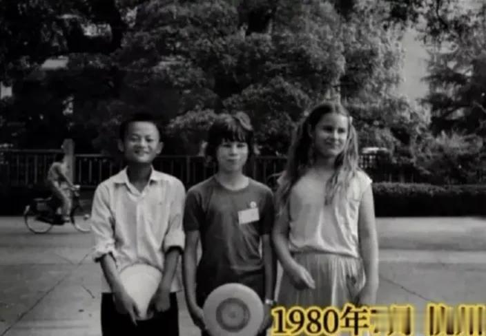 马云真是重情重义，发家成为世界超级富豪之后，也没有忘记儿时的朋友，这就是格局，小