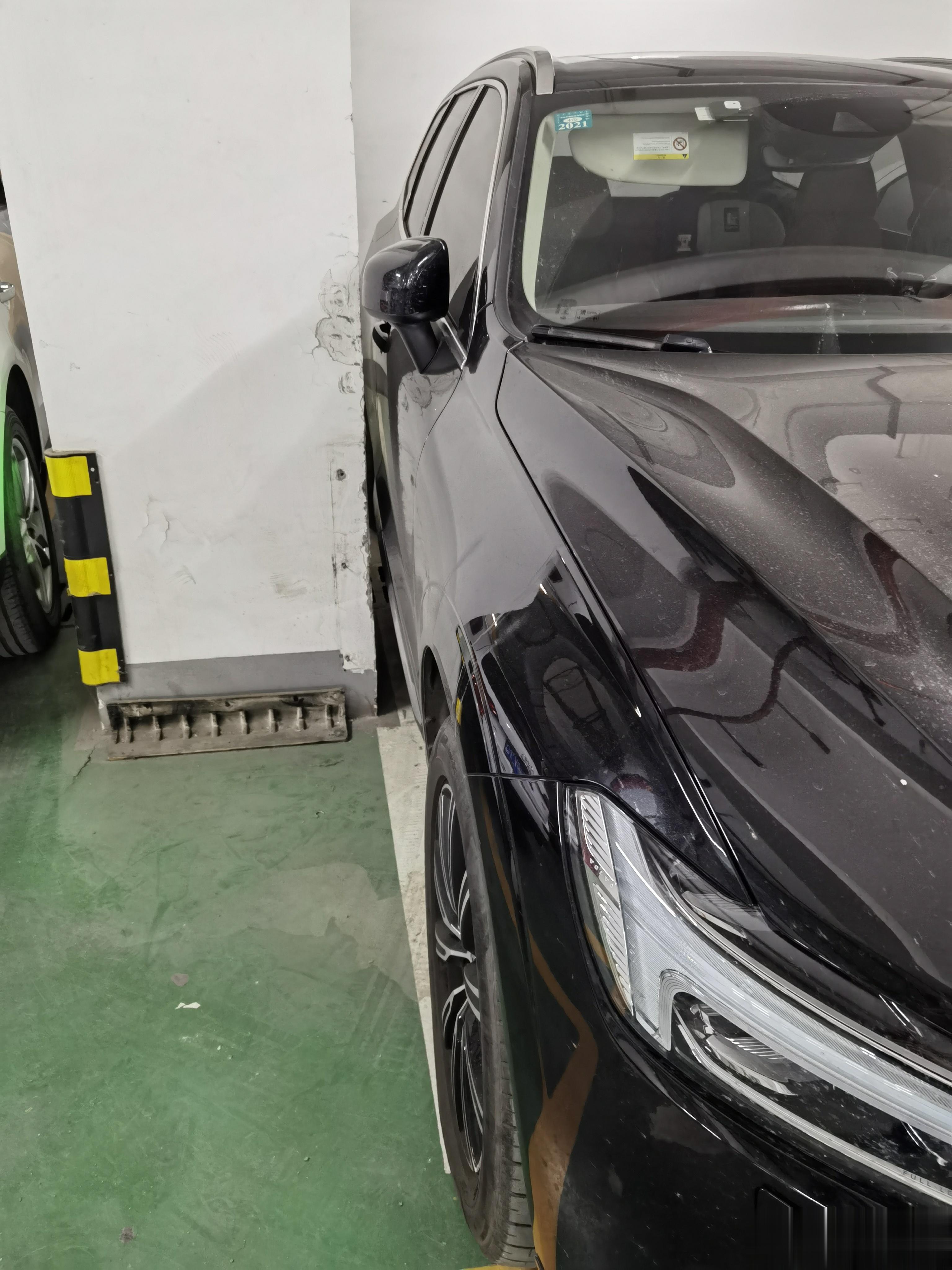 下班，开车回家。看我这车停的，