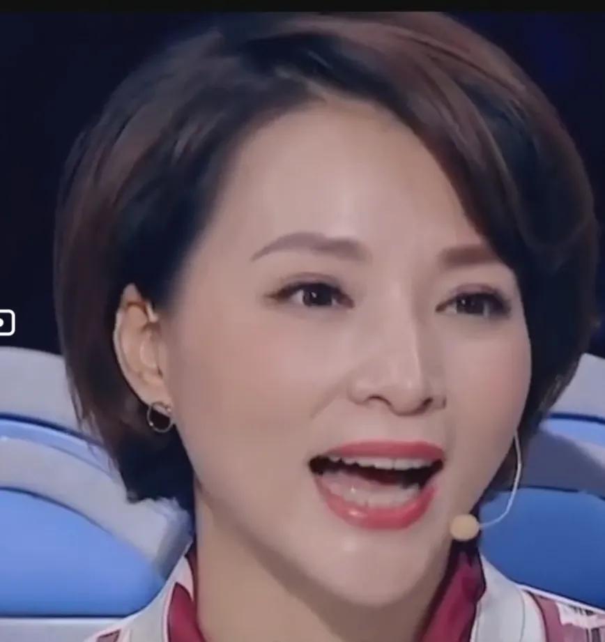 董卿为什么有央视一姐的称号，你知道吗[玫瑰][玫瑰]
她主持的节目，让人觉得舒服