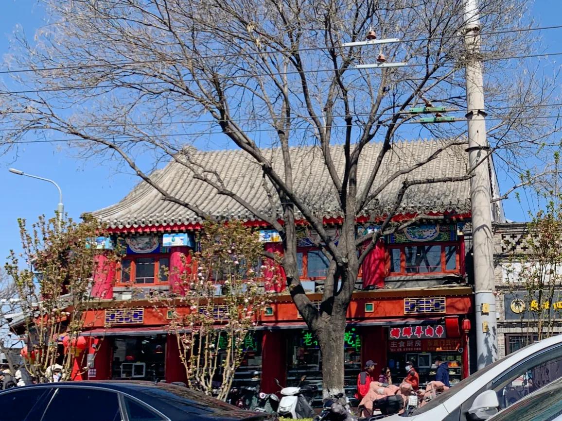 白魁老号和普通北京人家的小门脸。白魁也羡慕鼓楼馒头的生意了，推出买5送1。