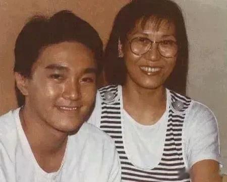 周星驰的妈妈是一个很有能力也很强势的女人，对周星驰的一生都有很大的影响，周星驰的